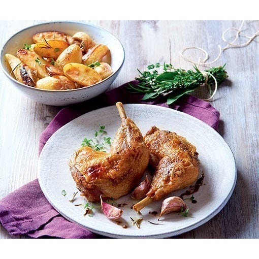 Cuisses de volaille fermière confites à la graisse de canard main product photo