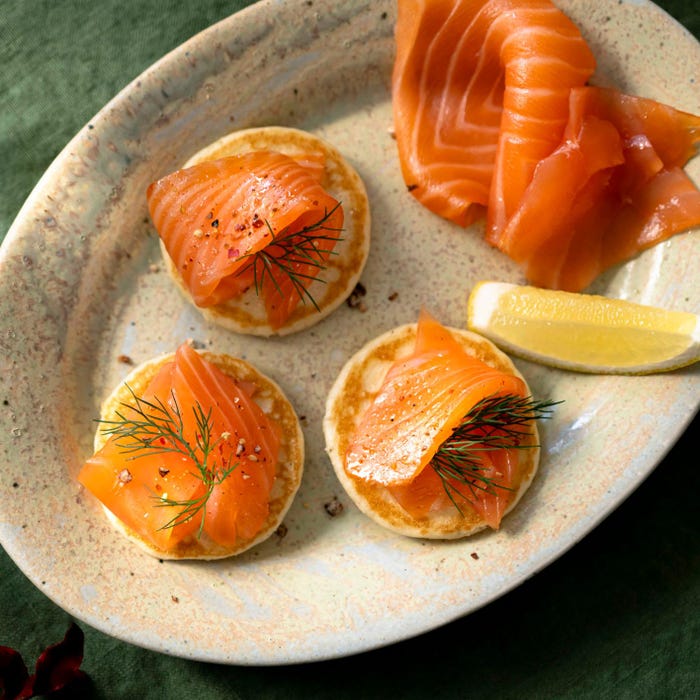 Saumon de Norvège fumé au bois de hêtre main product photo