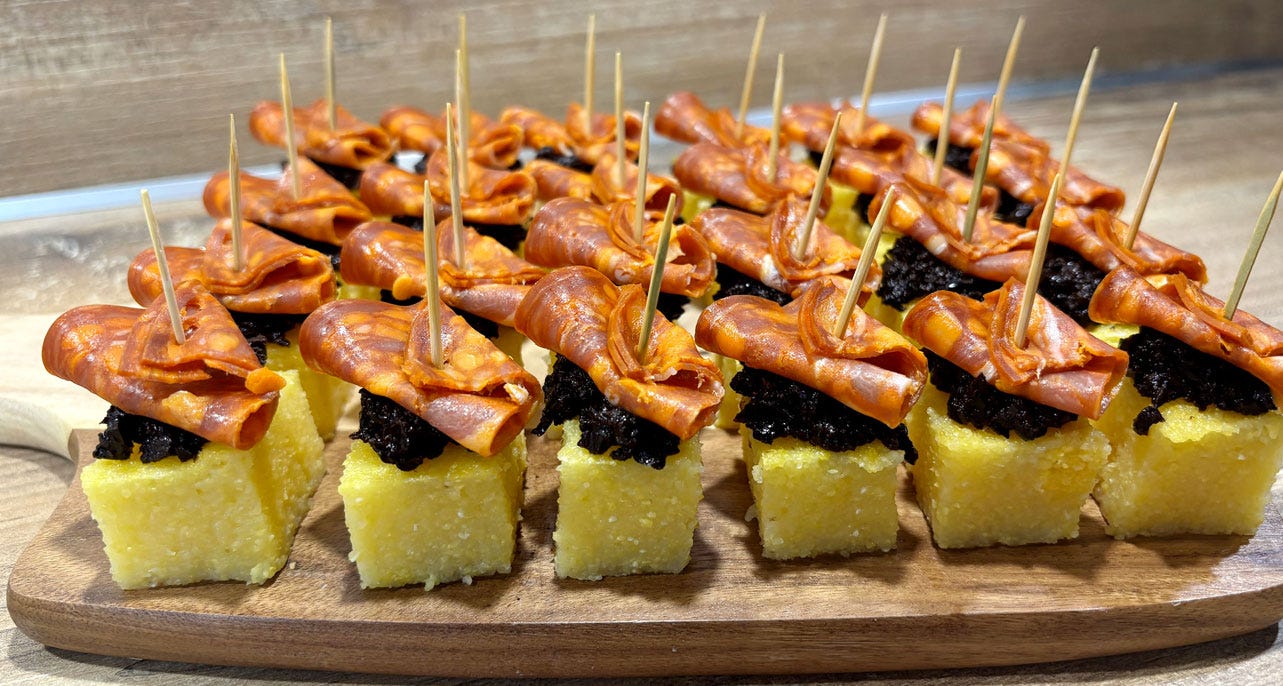 bouchées de polenta,  tapenade noire & chorizo